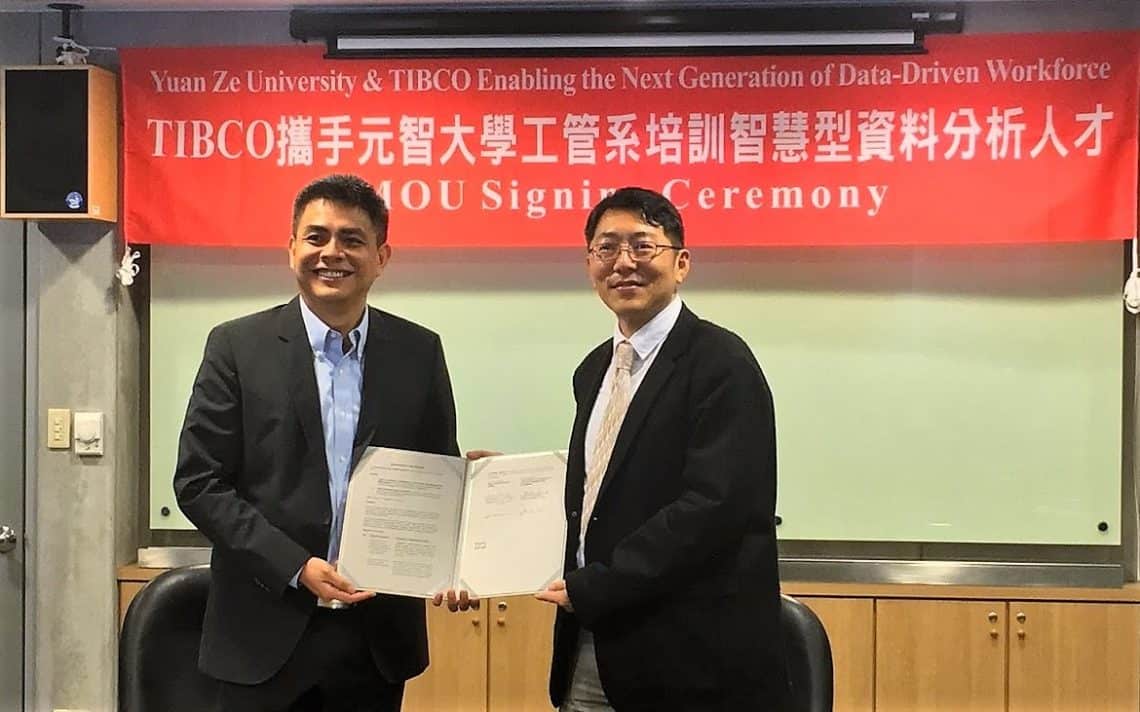 Alan Ho, Director of Marketing, APJ, TIBCO Software (left), and Dr. Liang Yun-Chia, Professor and Chair of the Department of Industrial Engineering and Management at Yuan Ze University. PHOTO from TIBCO Software