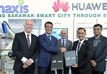 Executives from Maxis and Sarawak Multimedia Authority at the MOU signing at IDES last week.
