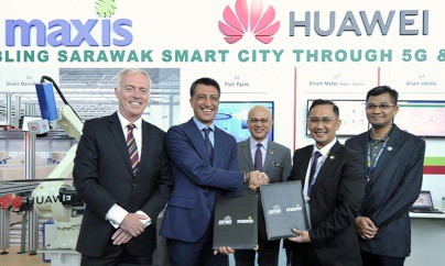 Executives from Maxis and Sarawak Multimedia Authority at the MOU signing at IDES last week.