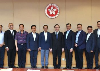 The Multi-functional Smart Lampposts Technical Advisory Ad Hoc Committee with HK Government CIO Victor Lam (sixth right), serving as convenor.