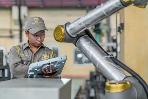UR cobots’ advanced safety features allow VMIC employees to work in close proximity without the need for safety fencing.