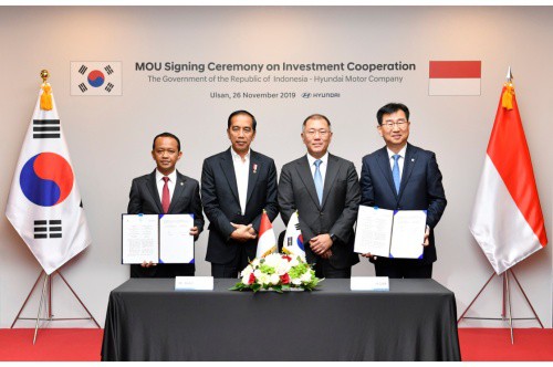(From left to right) Bahlil Lahadalia, chairman of Indonesian Investment Coordinating Board (BKPM); Joko Widodo, President of Indonesia; Euisun Chung, executive vice chairman of Hyundai Motor Group; Wonhee Lee, president and CEO of Hyundai Motor Company