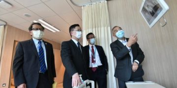 Smart beds: Alfred Sit (second left), HK's ITB Secretary, visited the CUHK Medical Centre.