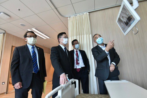 Smart beds: Alfred Sit (second left), HK's ITB Secretary, visited the CUHK Medical Centre.