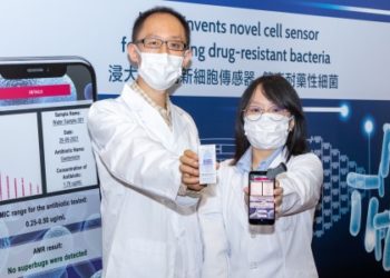 The research team led by Dr Ren Kangning, associate professor of the Department of Chemistry at HKBU (left), designed a fully automatic, microscope-free AST system that enables rapid and low-cost screening of drug-resistant bacteria by scanning the "barcode" on the cell sensor with a mobile app.