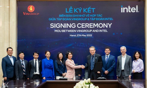 : Le Thi Thu Thuy, Vingroup vice chairwoman and Pat Gelsinger, Intel CEO at the signing ceremony.