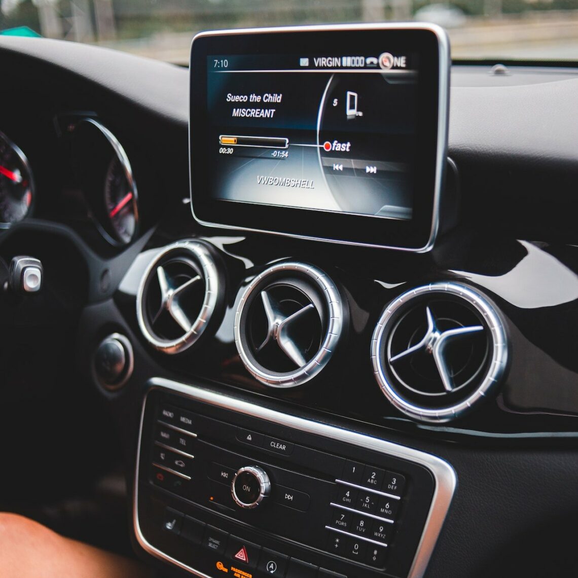 Photo by Erik Mclean: https://www.pexels.com/photo/multimedia-player-in-car-in-daytime-5126931/