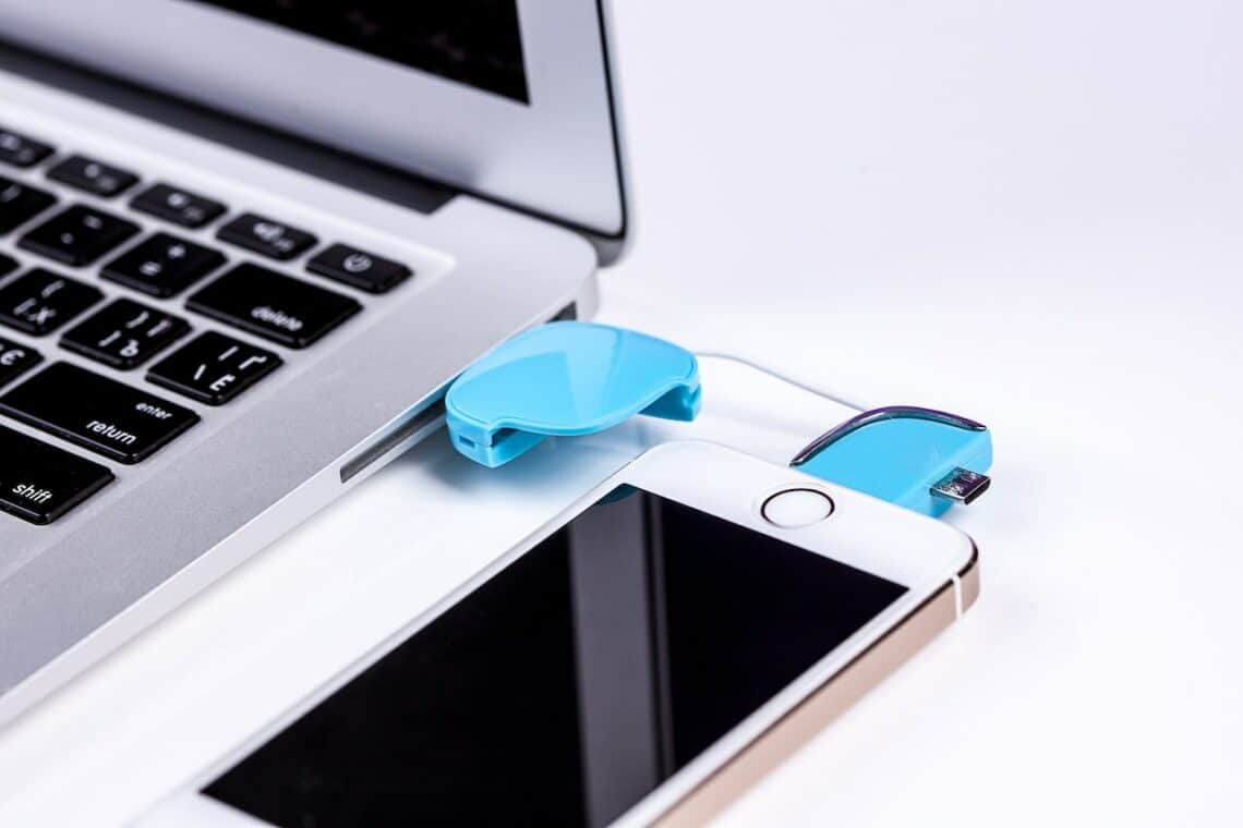 Photo by Pixabay: https://www.pexels.com/photo/silver-iphone-5s-near-macbook-37340/