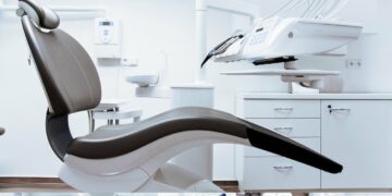 Photo by Daniel Frank: https://www.pexels.com/photo/black-and-white-dentist-chair-and-equipment-287237/