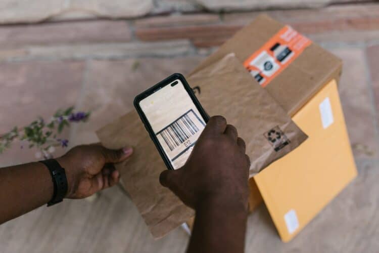 Photo by RODNAE Productions: https://www.pexels.com/photo/deliveryman-scanning-the-barcode-7363196/