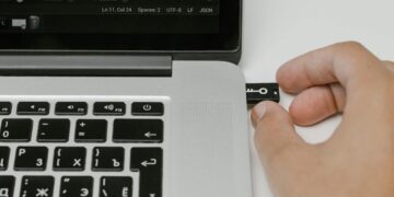 Photo by cottonbro studio: https://www.pexels.com/photo/hand-putting-a-usb-flash-drive-in-a-laptop-5474284/