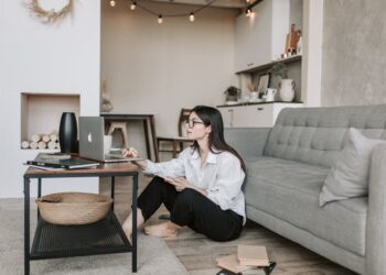 Photo by Vlada Karpovich: https://www.pexels.com/photo/woman-sitting-on-the-floor-while-using-her-laptop-4050294/