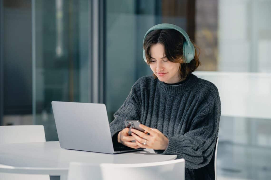 Photo by Julio Lopez: https://www.pexels.com/photo/young-woman-using-laptop-with-headphones-indoors-29179707/