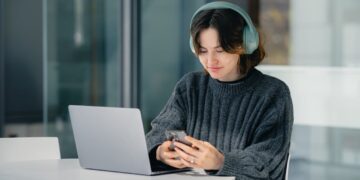 Photo by Julio Lopez: https://www.pexels.com/photo/young-woman-using-laptop-with-headphones-indoors-29179707/