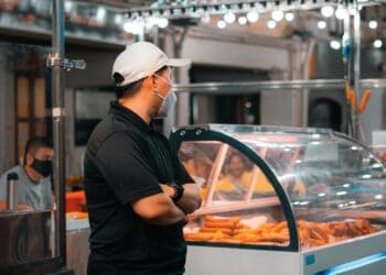 Photo by Sam Tan: https://www.pexels.com/photo/vibrant-night-market-scene-in-singapore-28478274/