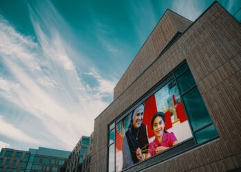 Photo by Brett Sayles: https://www.pexels.com/photo/a-giant-screen-on-a-building-wall-2881223/