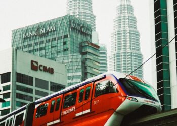 Photo by Ng Jing Xuan: https://www.pexels.com/photo/kuala-lumpur-monorail-and-petronas-towers-view-30499164/