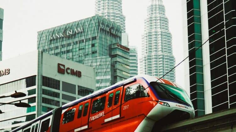 Photo by Ng Jing Xuan: https://www.pexels.com/photo/kuala-lumpur-monorail-and-petronas-towers-view-30499164/