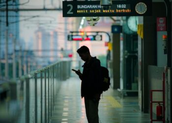 Photo by el jusuf: https://www.pexels.com/photo/man-standing-at-railway-station-20727646/
