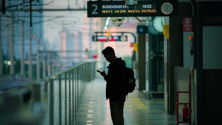 Photo by el jusuf: https://www.pexels.com/photo/man-standing-at-railway-station-20727646/
