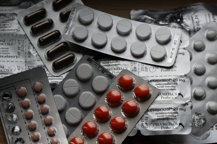 Photo by Pixabay: https://www.pexels.com/photo/20-mg-label-blister-pack-208512/