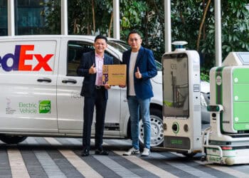 Left to right: Eric Tan, MD of FedEx Singapore, and Alan Ng, CEO of QuikBot Technologies