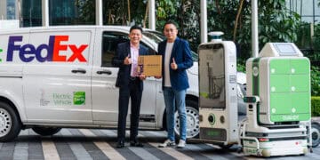 Left to right: Eric Tan, MD of FedEx Singapore, and Alan Ng, CEO of QuikBot Technologies