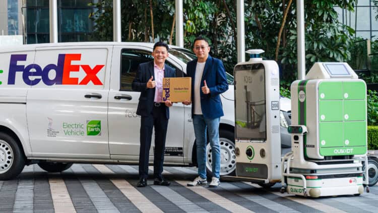 Left to right: Eric Tan, MD of FedEx Singapore, and Alan Ng, CEO of QuikBot Technologies
