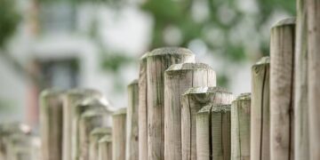Photo by Pixabay: https://www.pexels.com/photo/brown-wooden-fence-in-front-48246/