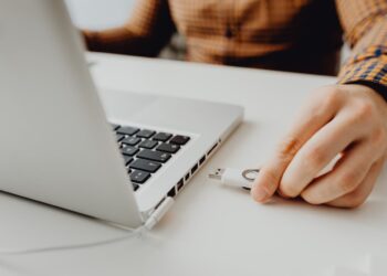 Photo by Karola G: https://www.pexels.com/photo/close-up-photo-of-a-person-s-hand-holding-a-flash-drive-5882581/