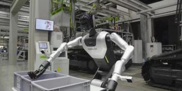 Zoomlion's humanoid robot performs sorting tasks on the factory floor