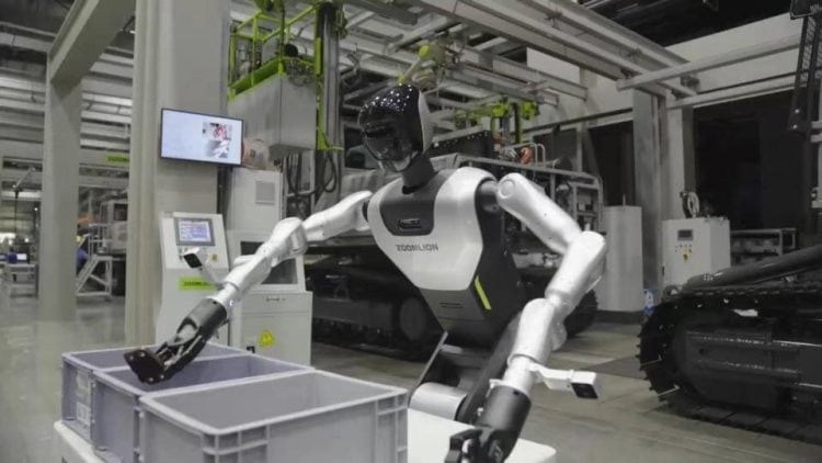 Zoomlion's humanoid robot performs sorting tasks on the factory floor